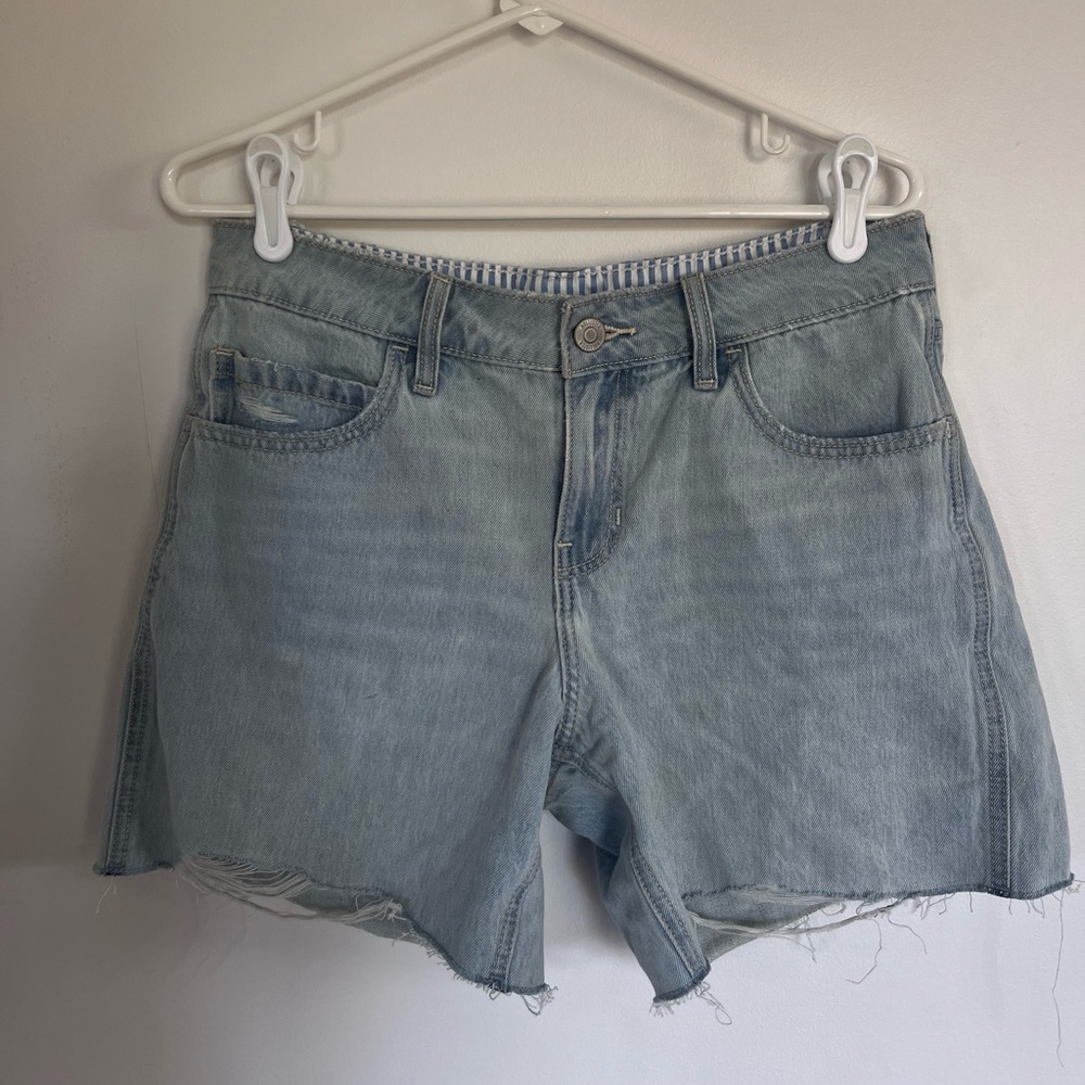 Hollister Low Rise Baggy Short Size 4 5” Light Wash Distressed Denim